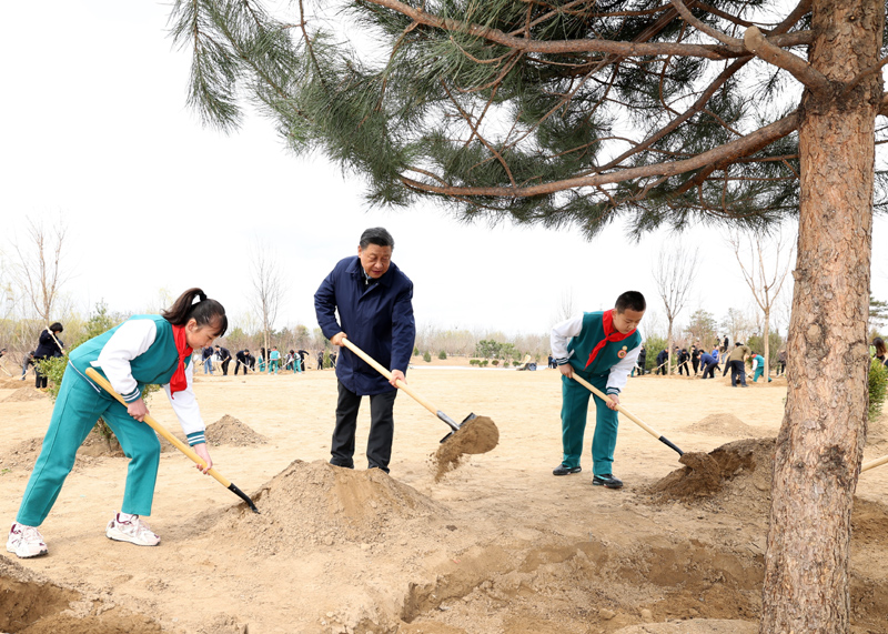 3月30日，党和国家领导人习近平、李克强、栗战书、汪洋、王沪宁、赵乐际、韩正、王岐山等来到北京市大兴区黄村镇参加首都义务植树活动。这是习近平同大家一起植树。新华社记者 黄敬文 摄