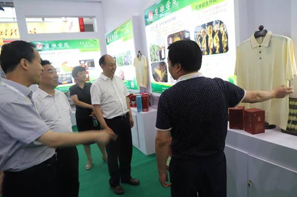 说明: http://www.aku.edu.cn/_mediafile/web/2018/06/28/szhy0giy32.jpg